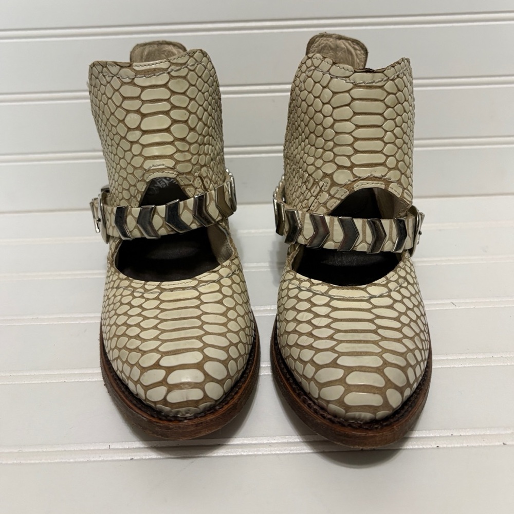 FREEBIRD BLADE Ivory Snake Leather Buckle Ankle Boots Booties Womens Size 5 - Picture 4 of 9